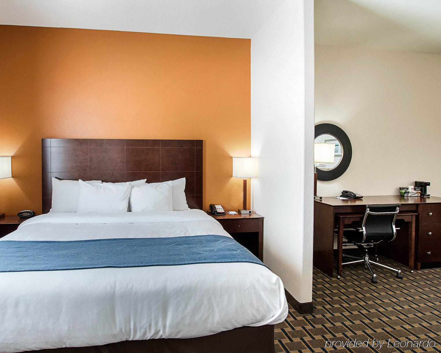 Best Western Plus Waxahachie Inn & Suites Exterior photo