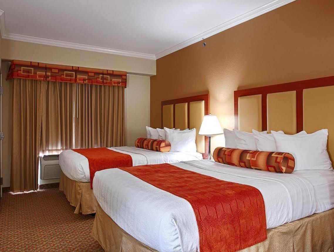 Best Western Plus Waxahachie Inn & Suites Exterior photo